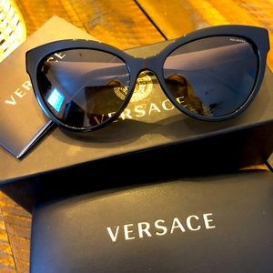 Versace cat eye sunglasses model 4338 black